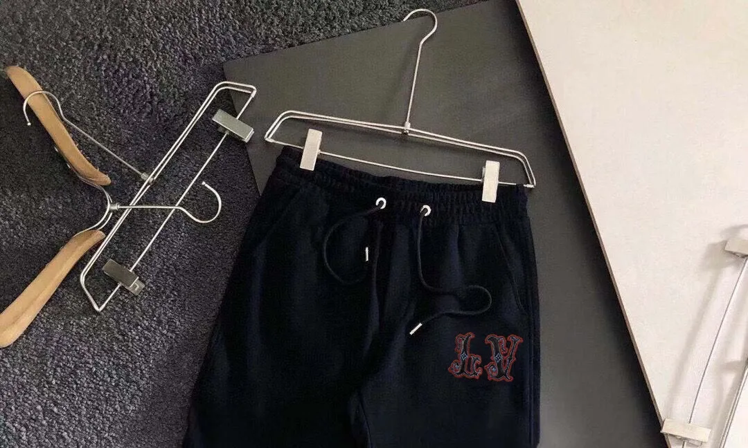 🅿️420 [LV Louis Vuitton] (Fat Man Gospel) hot-selling suit is coming. Focus on the original version of the official website. 2025 new hot-selling cardigan sweater suit. The original order is the best. 🇭🇰The meticulous work of top designers is dedicated to a fitting and perfect upper body effect. All-natural high-quality Roman cotton 100%, close-fitting comfort, noble and elegant! Original hardware embodies elegance and nobility! Counter size: M-5XL (maximum wear up to 220 pounds)